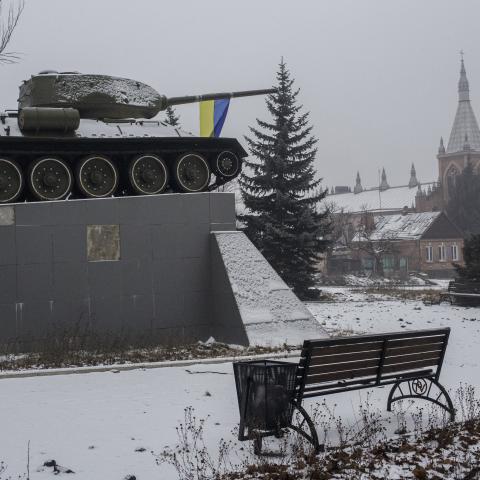 BAKHMUT, UKRAINE - JANUARY 29: Monument of soviet tank with Ukrainian flag is seen during winter in Bakhmut, Ukraine on January 29, 2023 (Photo by Marek M. Berezowski/Anadolu Agency via Getty Images)