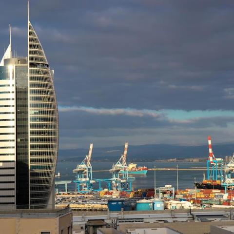Officials gathered on December 15 to celebrate the first anniversary of the Haifa Bayport’s inauguration and the thirtieth year of Israel-China diplomatic ties with an illumination ceremony. During his opening remarks, Consul General of Israel in Shanghai Edward Shapira complimented the port—developed and operated by the Shanghai International Port Group (SIPG)—as it positions Israeli ports “on the top advanced rank in the Eastern Mediterranean basin.”