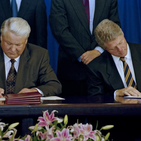 Russian President Boris Yeltsin (L) and American president Bill Clinton sign the CSCE (Commission on Security and Cooperation in Europe) agreement in Hungary. (Photo by David Brauchli/Sygma via Getty Images)