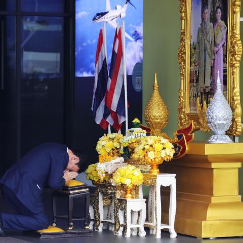 Former Thai prime minister Thaksin Shinawatra bows to a portrait of Thai King Maha Vajiralongkorn and Queen Suthida Bajrasudhabimalalakshana at Don Mueang International Airport on August 22, 2023, in Bangkok, Thailand. (Lauren DeCicca via Getty Images)