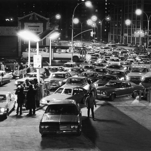 A long line of cars lined up for gas at filling station on a Saturday night during the oil crisis of 1973, Brooklyn, New York City. (Photo by Allan Tannenbaum/Getty Images)