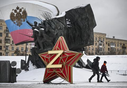 People walk past a Kremlin Star, bearing a Z letter, an insignia of Russian troops in Ukraine, in front of the Monument dedicated to Heroes of the WWI, in western Moscow. (Alexander Nemenov via Getty Images)