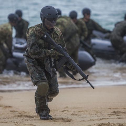 US Marines and Japanese Self-Defense Forces conduct boat operations in Okinawa, Japan, on April 28, 2015. (DVIDS)