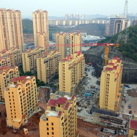 中国の湖北省宜昌市の建設中の商業家屋、2023年10月18日撮影（写真提供Costfoto/ Nurphoto、Getty Images）