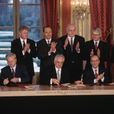 Leaders of nine nations applaud the signing of the Dayton Peace Accords at the Elysee Palace in Paris on December 14, 1995. (Peter Turnley via Getty Images)