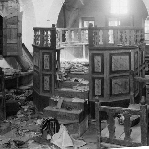 Hebron synagogue desecrated by Arab rioters, 1929. Wikimedia.