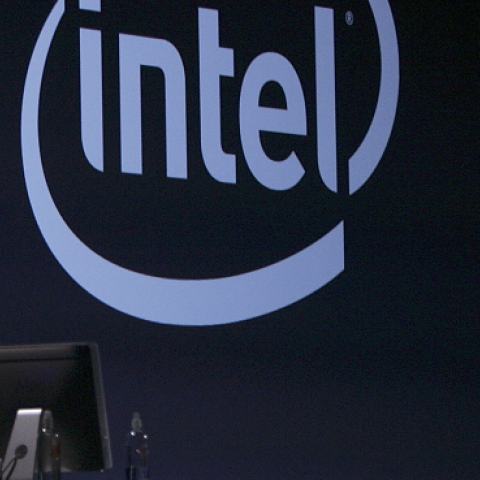  Intel CEO Paul Otellini (R) and Apple CEO Steve Jobs speak at the keynote address during the 2006 Macworld January 10, 2006 in San Francisco, California. (Justin Sullivan/Getty Images)