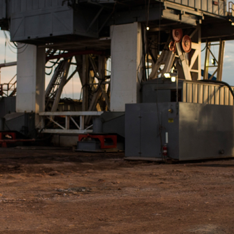 Leslie Lindeman, a motor man for Raven Drilling, works on an oil rig drilling into the Bakken shale formation on July 28, 2013 outside Watford City, North Dakota. (Andrew Burton/Getty Images)