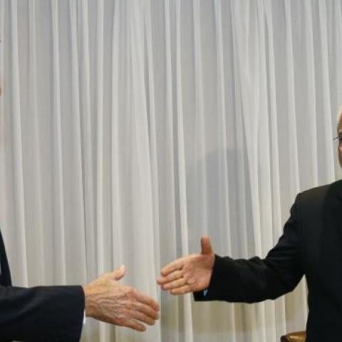 Iranian Foreign Minister Mohammad Javad Zarif (R) shakes hands on January 14, 2015 with US State Secretary John Kerry in Geneva. (RICK WILKING/AFP/Getty Images)