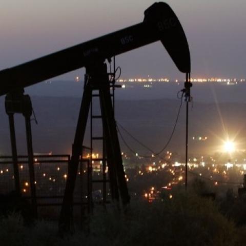 An oil rig south of town extracts crude on July 21, 2008 in Taft, California. (David McNew/Getty Images)