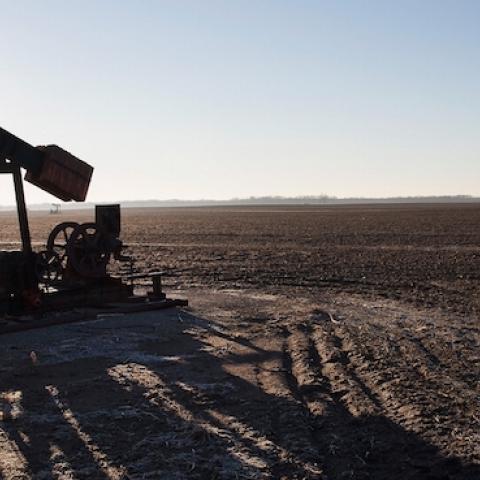 A pump jack, used to extract crude oil from the ground, sits above a well on the edge of a farmers field on January 21, 2015 near Ridgway, Illinois. (Scott Olson/Getty Images)