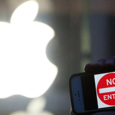 Protestors outside of the Apple store on 5th Avenue on February 23, 2016 in New York City. (Bryan Thomas/Getty Images)