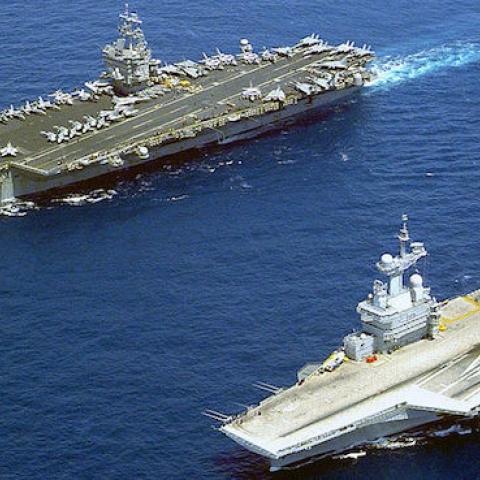 Le porte-avions Charles de Gaulle croisant avec le USS Enterprise en mer Méditerranée, en 2001. (U.S. Navy photo by Photographer's Mate Airman Doug Pearlman/Wikimedia Commons)