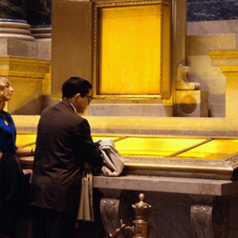 People viewing the Constitution and Declaration of Independence in the National Archives exhibition hall (Bettmann Collection)