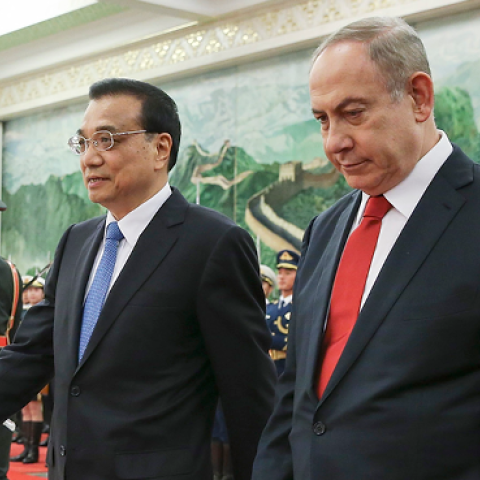 Chinese Premier Li Keqiang accompanies Israel Prime Minister Benjamin Netanyahu to view an honour guard during a welcoming ceremony on March 20, 2017 in Beijing, China. (Lintao Zhang/Getty Images)