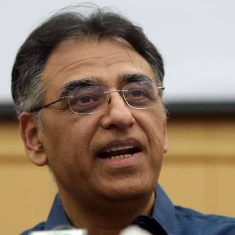 Pakistani Finance Minister Asad Umar speaks to the media during a press conference after stepping down from his ministry, in Islamabad on April 18, 2019. (AAMIR QURESHI/Getty Images)