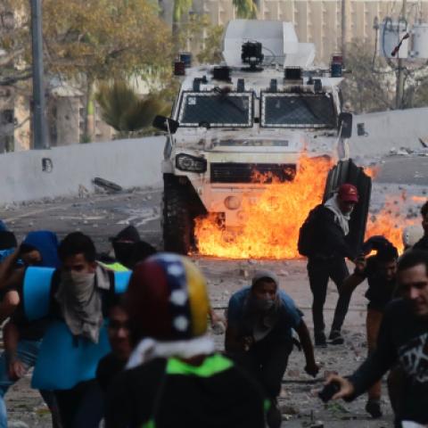Demonstrators critical of the government clash with the security forces of the state, May 1st, 2019. (picture alliance/Getty Images)