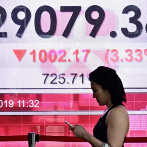 China's key stock indices plunged more than five percent on May 6 after US President Donald Trump threatened to hike tariffs on Chinese imports. (ANTHONY WALLACE/Getty Images)