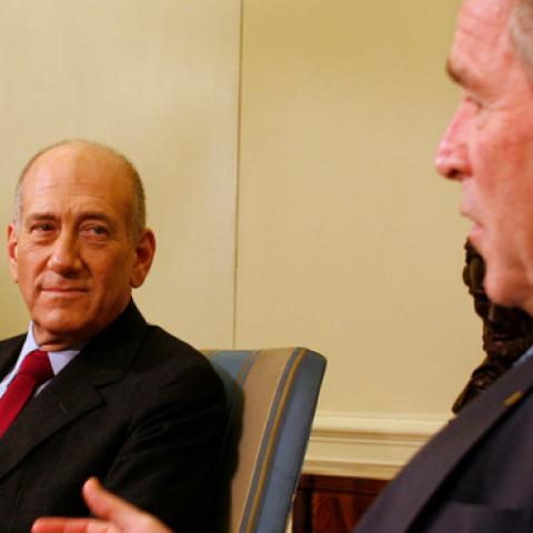 U.S. President George W. Bush (R) and Israeli Prime Minister Ehud Olmert speak during a meeting in the Oval Office at the White House November 24, 2008 in Washington, DC. (Martin H. Simon-Pool/Getty Images)