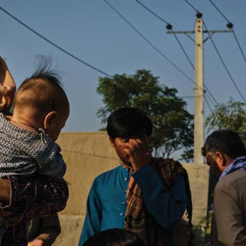  Afghans make their way the road to the military entrance of the airport for evacuations, in Kabul, Afghanistan, Thursday, Aug. 19, 2021 (MARCUS YAM / LOS ANGELES TIMES)