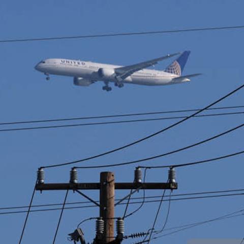 A United Airlines plane flies by a cellular tower as it prepares to land at San Francisco International Airport on January 19, 2022 in San Francisco, California. (Photo by Justin Sullivan/Getty Images)