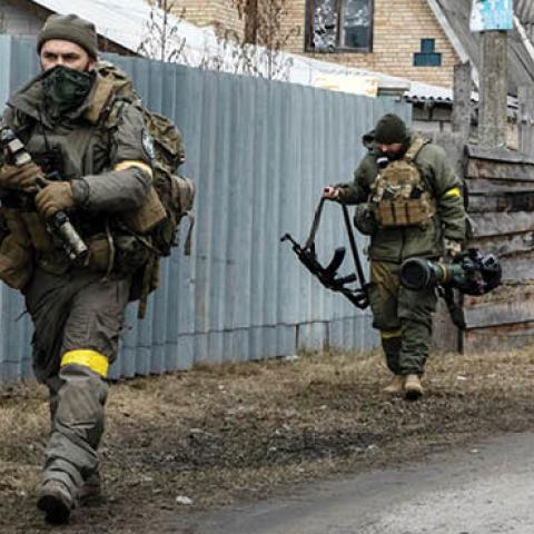 Ukrainian soldiers on patrol on March 6, 2022 in Irpin, Ukraine. (Photo Laurent Van der Stockt pour Le Monde/Getty Images)