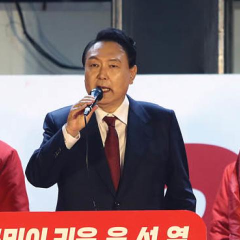 South Korean President-elect Yoon Suk-yeol of the main opposition People Power Party celebrates with supporters at the party's headquarters on March 10, 2022 in Seoul, South Korea. (Photo by Chung Sung-Jun/Getty Images)